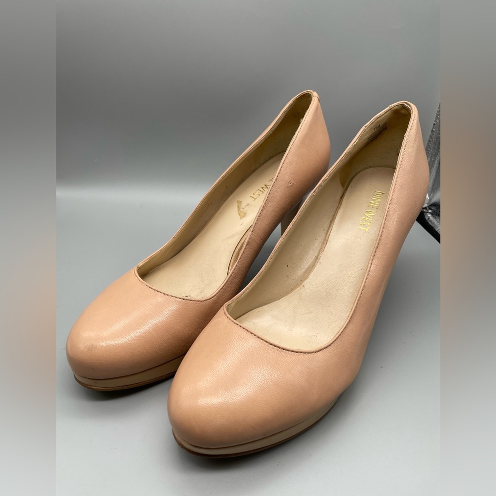 Women’s Nine West beige high heel pumps. Size 7.5. $30. AC022